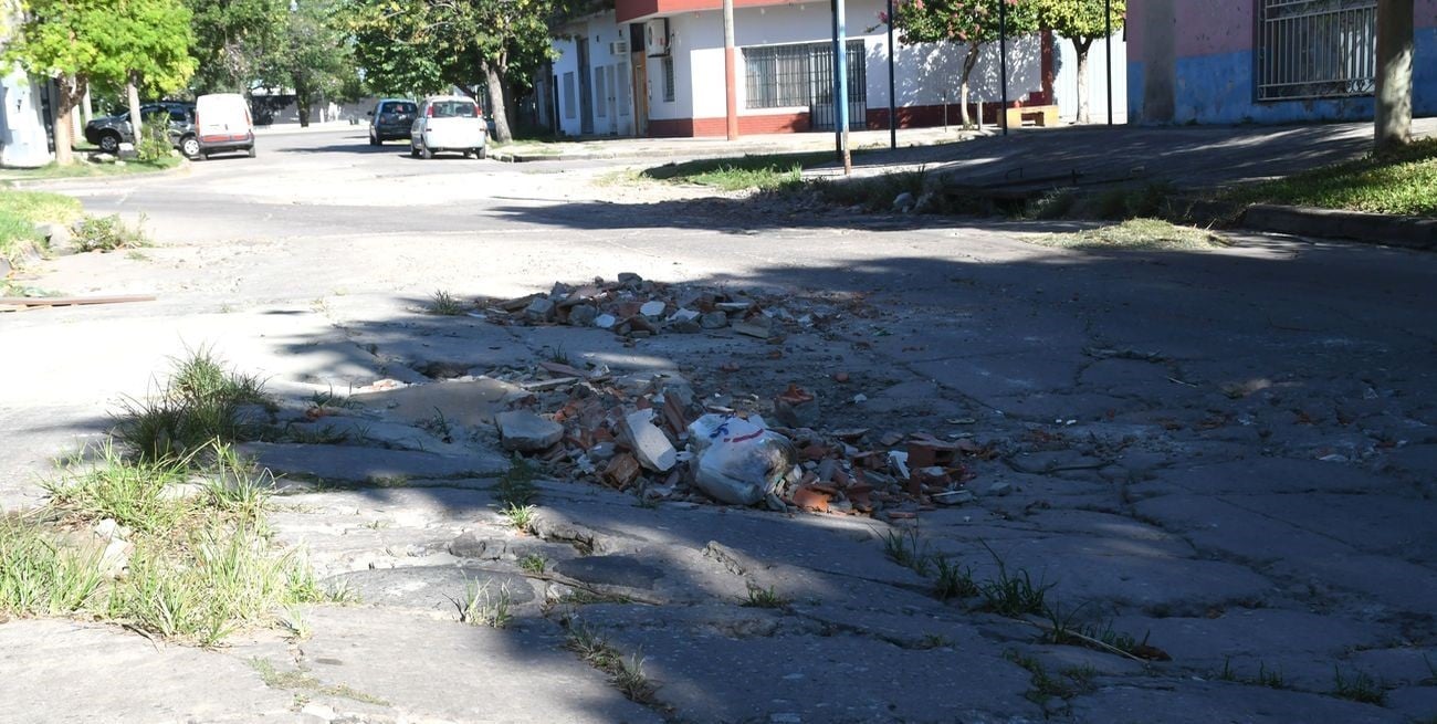 Advierten por la profundización de un socavón en barrio Barranquitas