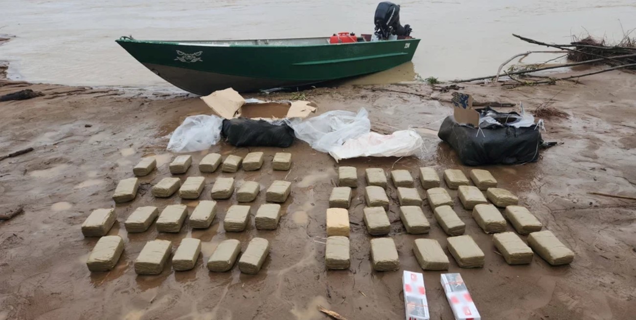 Gendarmería frustró el contrabando de 49 kilos de marihuana en el río Bermejo