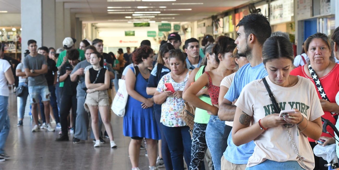 Boleto gratuito: cuello de botella por el trámite en la terminal de Santa Fe