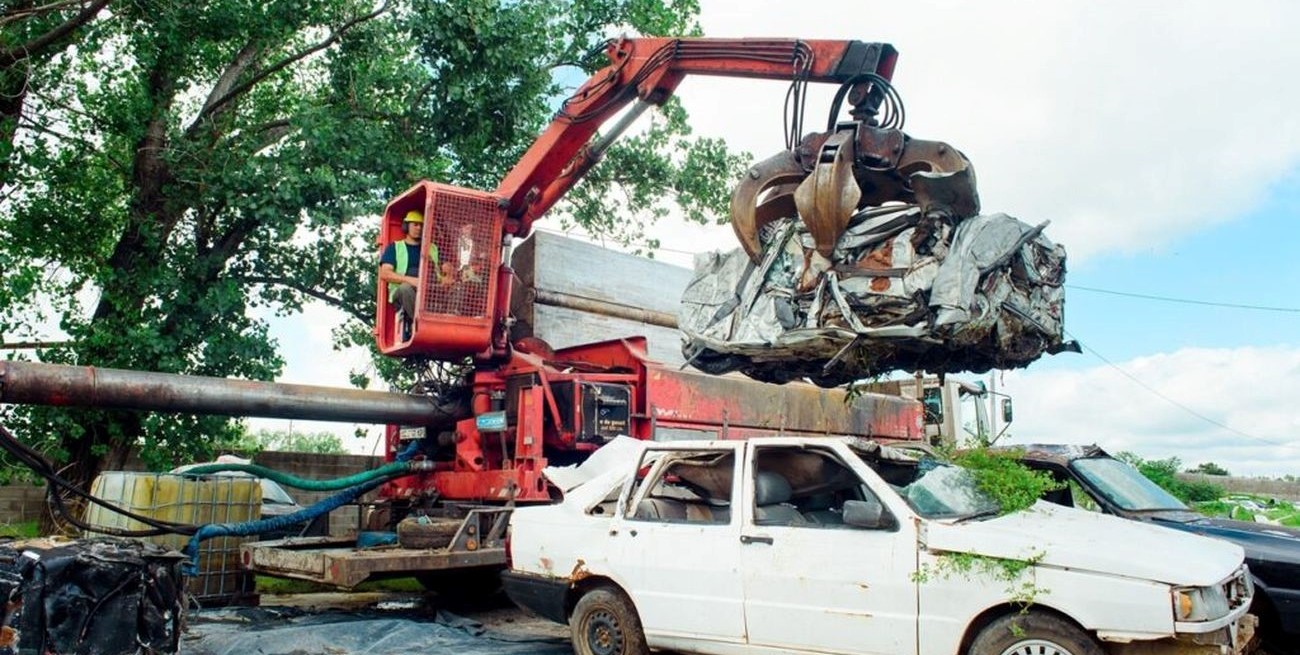 Comenzó la compactación de vehículos abandonados a beneficio de Cadi en San Lorenzo
