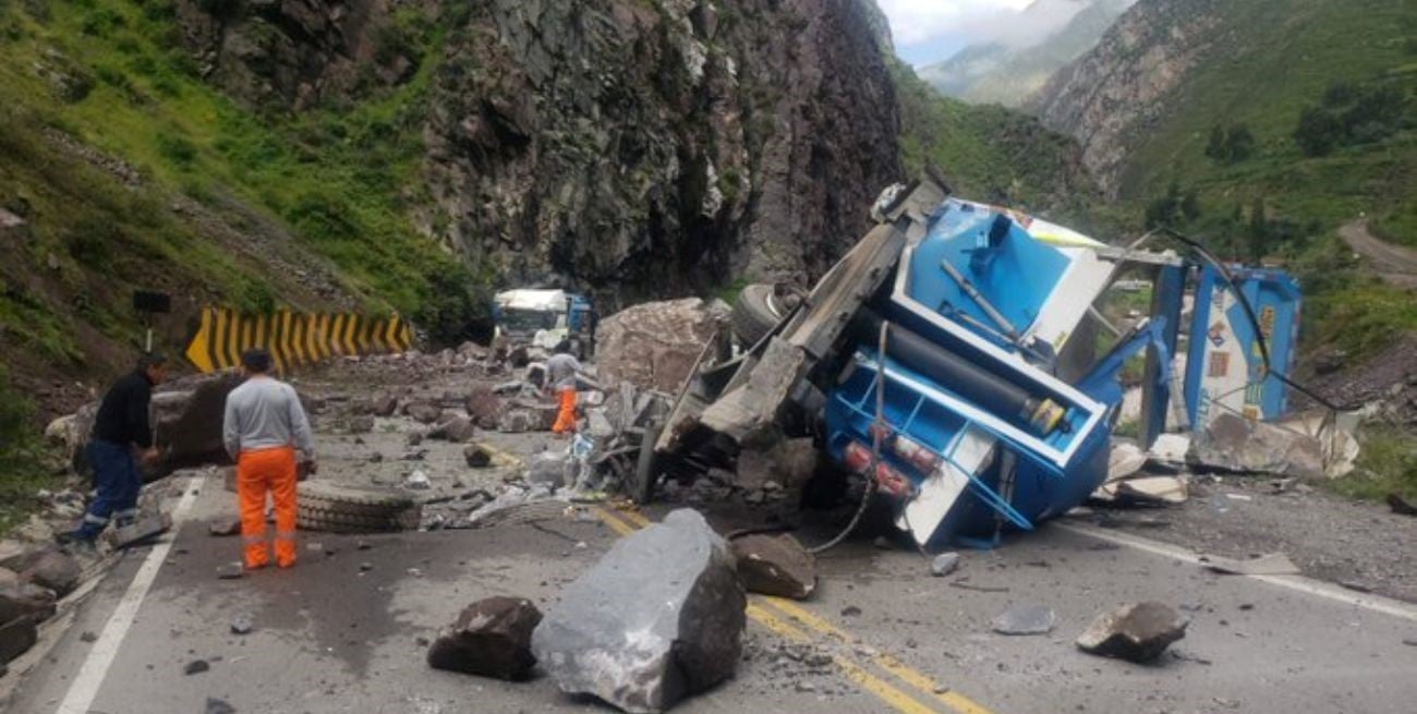 Impactante accidente en la ruta: dos camiones fueron aplastados por una avalancha de piedras