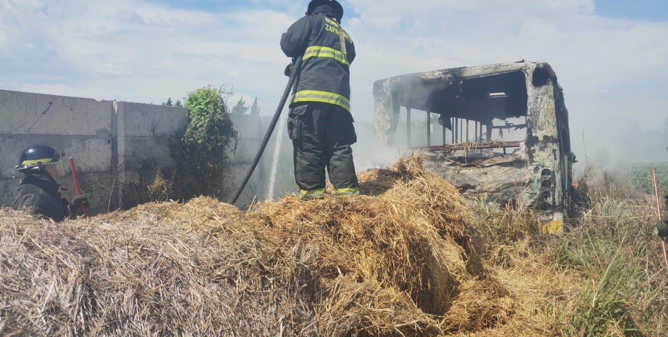 Incendio de un colectivo en desuso en Aristóbulo del Valle al 11.000