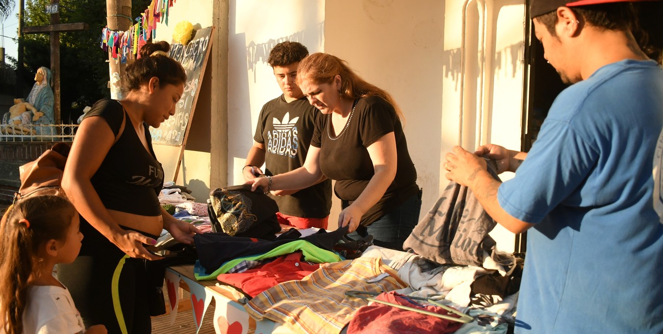 "Perchero solidario" en Santa Fe: reciben ropa donada y la reparten entre quienes más necesitan