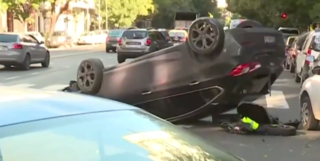 Accidente en Colegiales: manejaba borracho chocó y volcó con su auto
