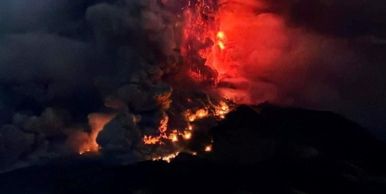 Volcán en erupción en Indonesia: pequeños terremotos y alerta de tsunami
