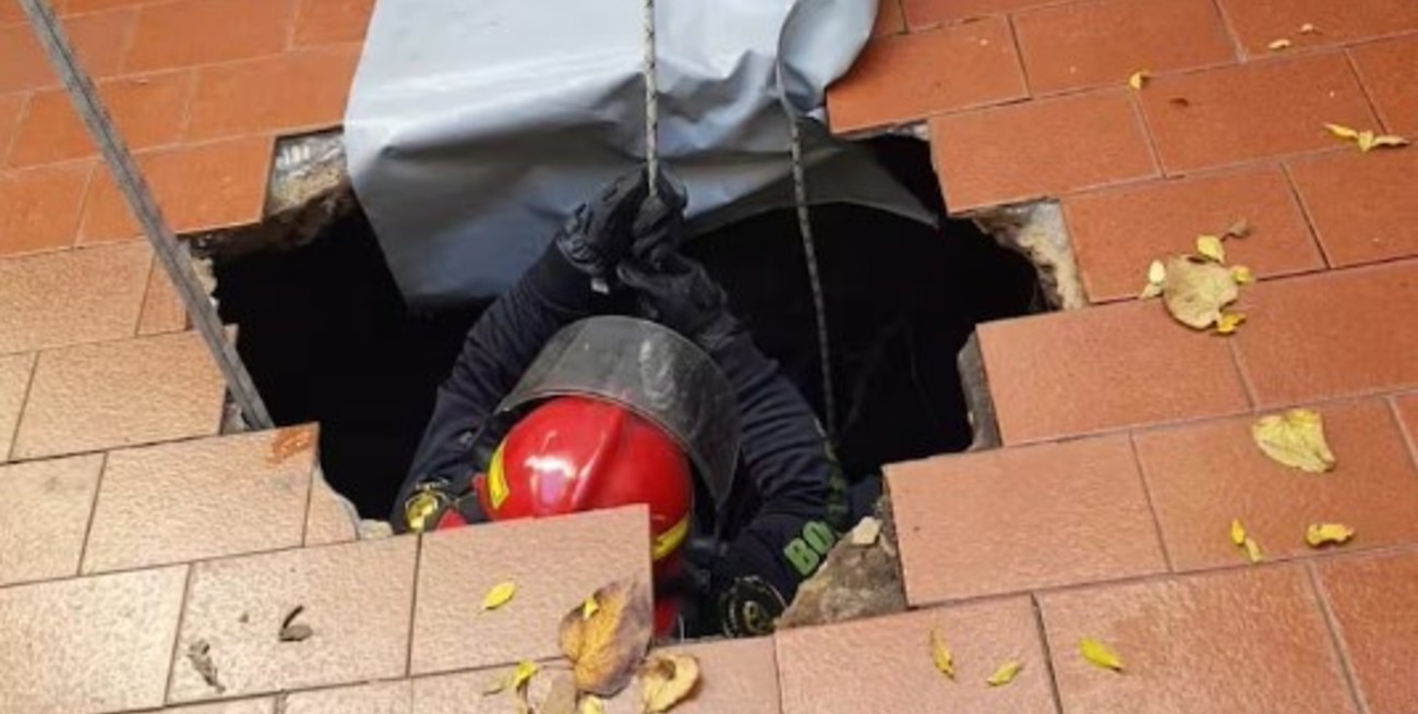 Video: cedió el piso y una jubilada cayó a un pozo ciego de siete metros de profundidad