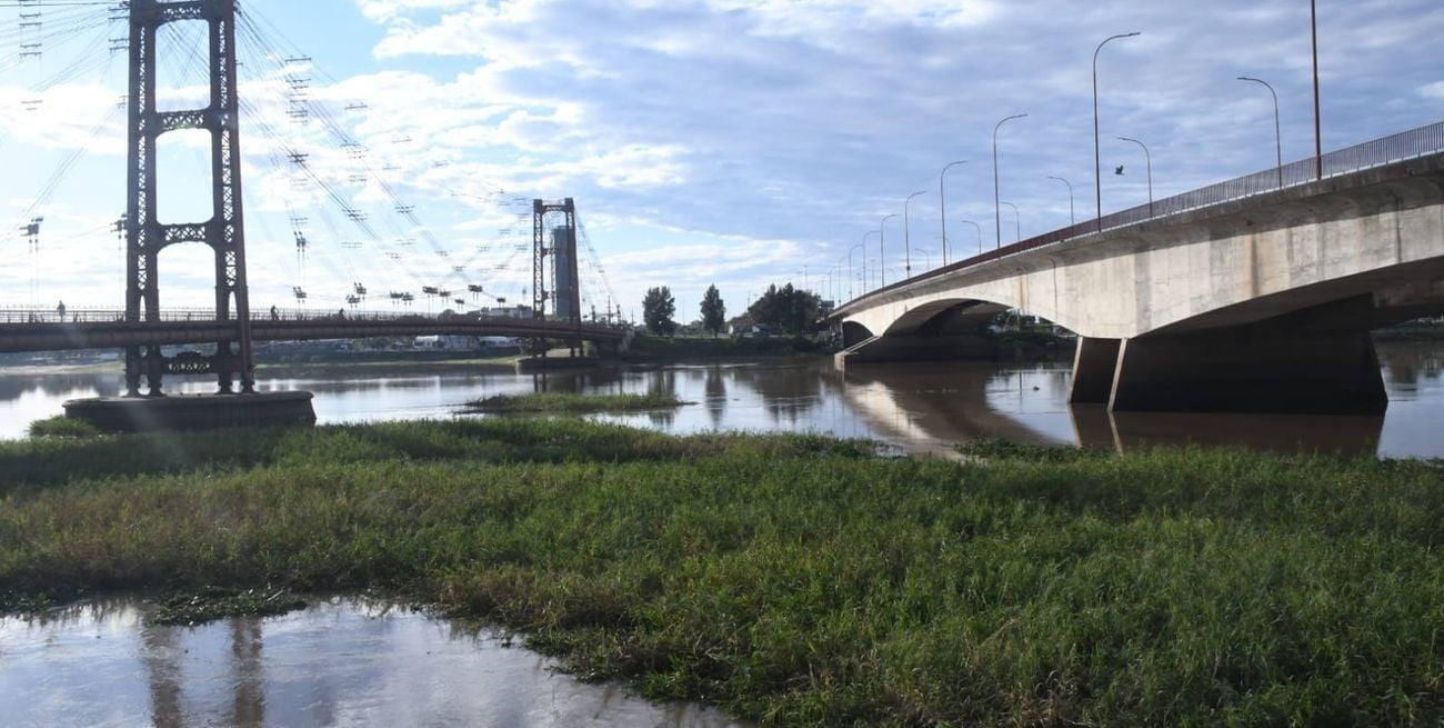 La crecida del río trajo nuevos embalsados y desprendieron a los viejos de los pilotes de la Setúbal