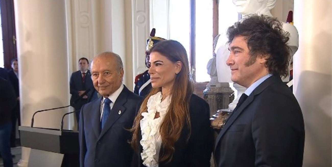 En vivo: develan el busto de Carlos Menem en Casa Rosada