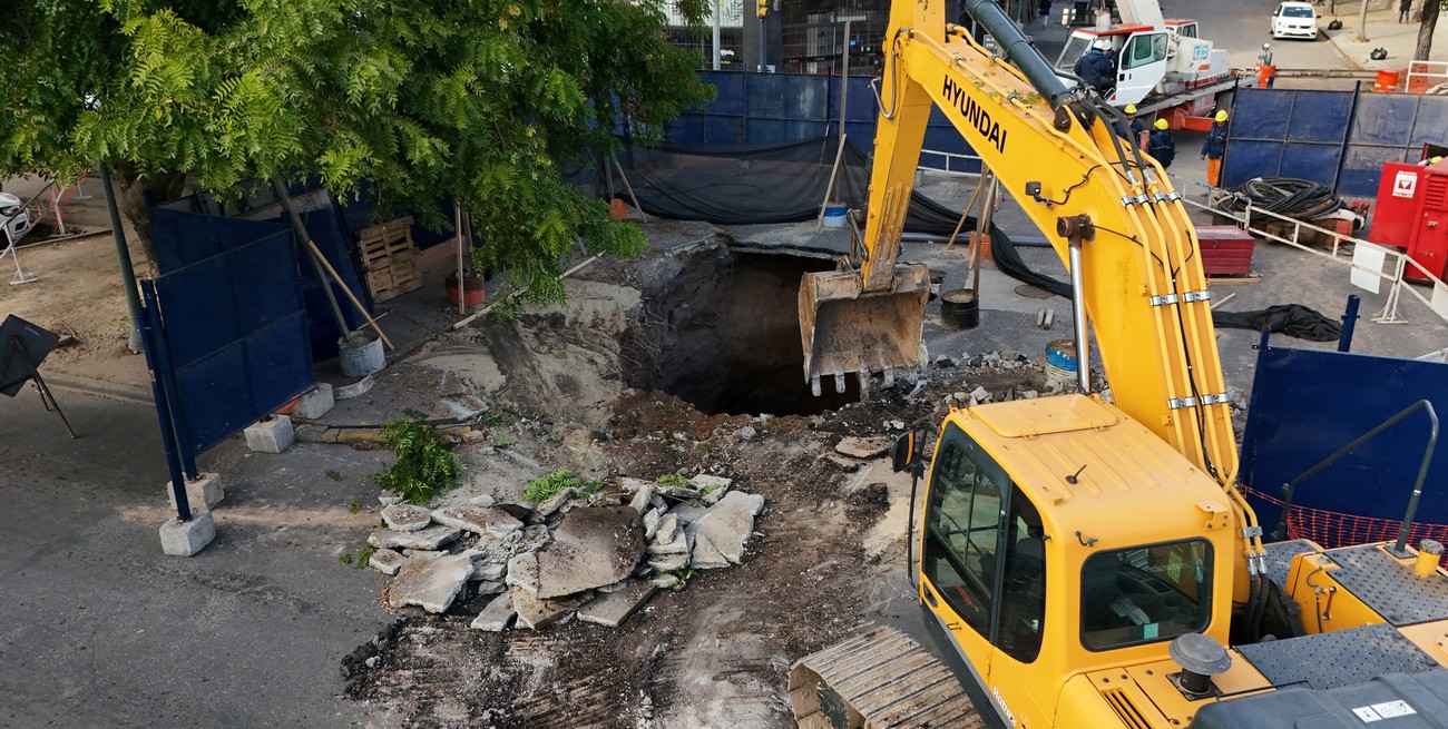 Preparan el terreno para realizar la demolición controlada en el socavón de bulevar y 9 de Julio