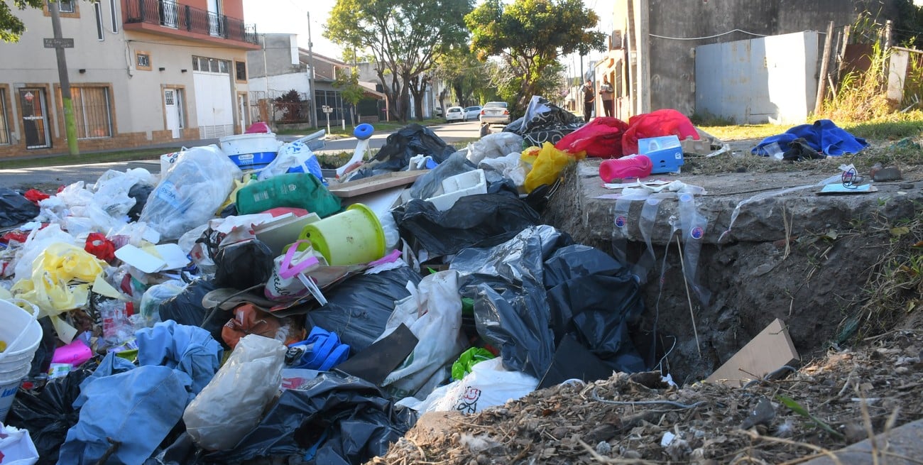 Peligroso pozo lleno de basura en barrio Mayoraz de Santa Fe