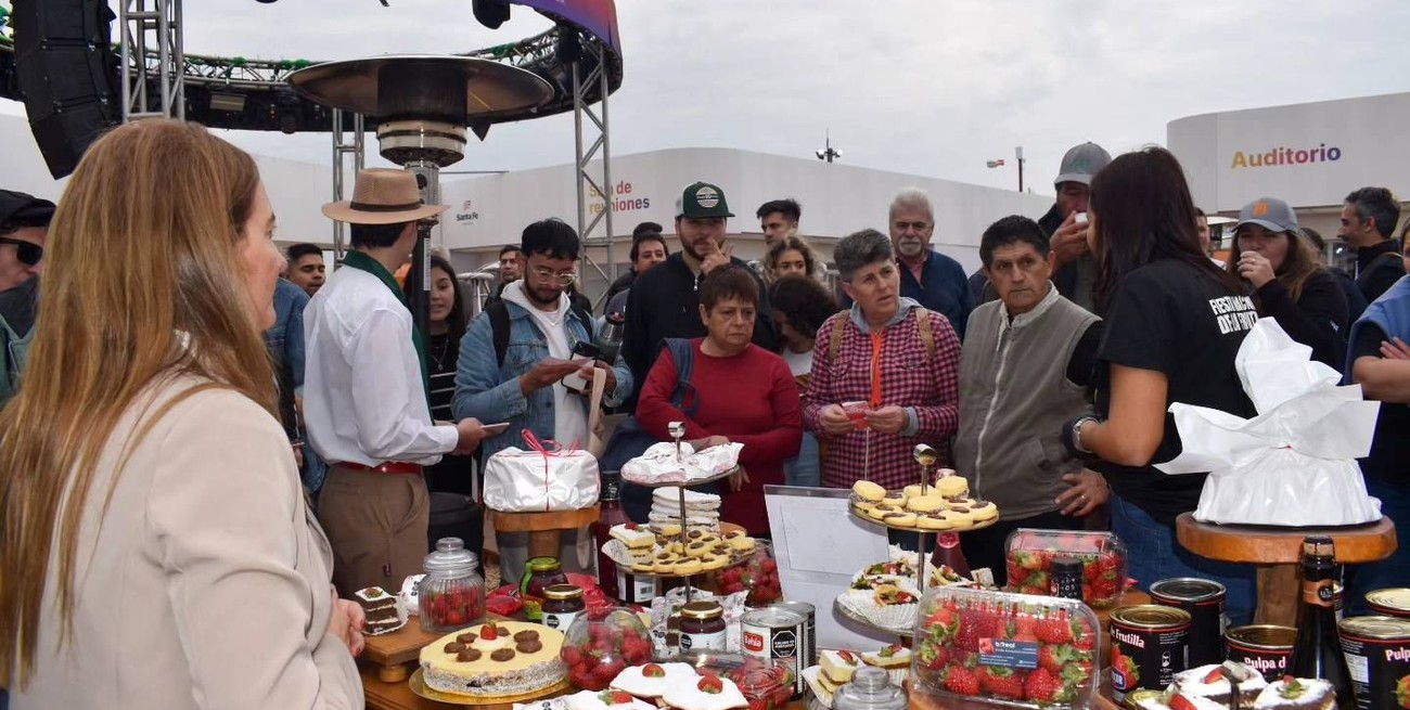 La Fiesta Nacional de la Frutilla tuvo una brillante participación en la mega muestra de Armstrong