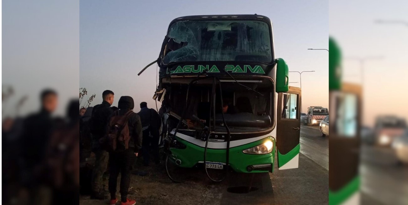 Impresionante choque entre un camión y un colectivo en la autopista Rosario - Santa Fe