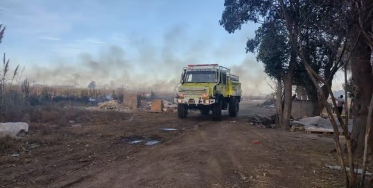 Video: tras cinco horas de trabajo, 18 bomberos lograron controlar un gran incendio en Venado Tuerto