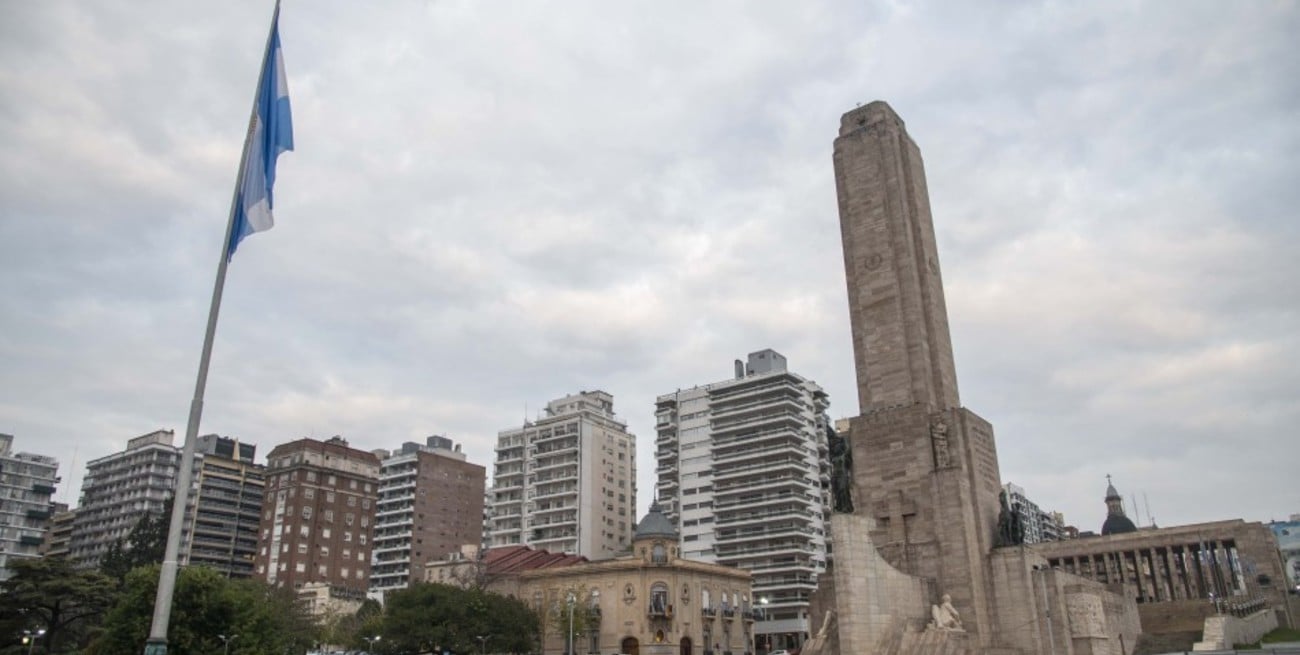 Luego de 8 meses, la bandera argentina volvió a flamear en el mástil mayor del Monumento