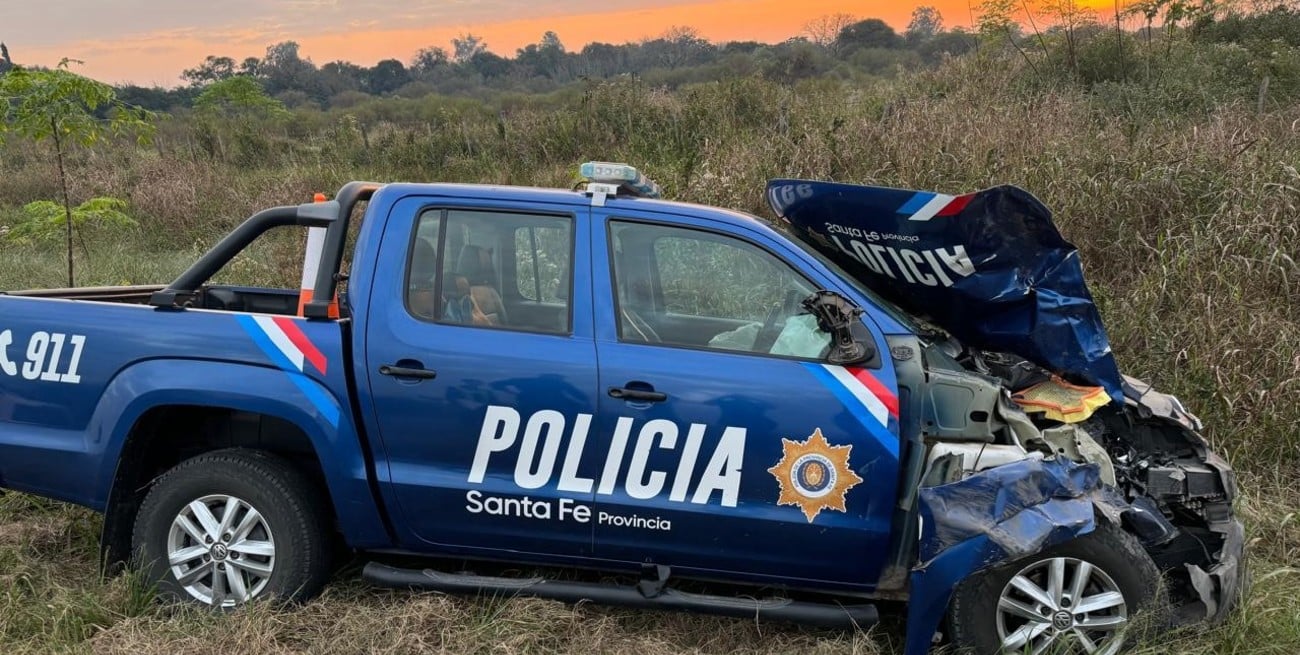 Un móvil policial chocó de frente con un vacuno suelto en la Ruta 1