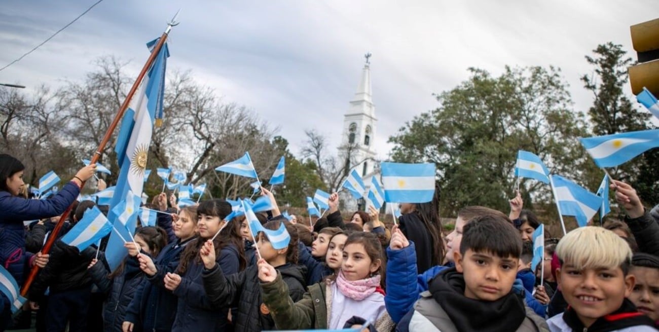 Alumnos del sur santafesino prometieron lealtad a la bandera en el Campo de la Gloria