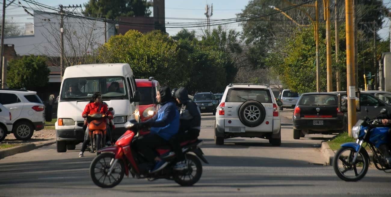 El ingreso a barrio Santa Rita es caótico, con una avenida que no es tal