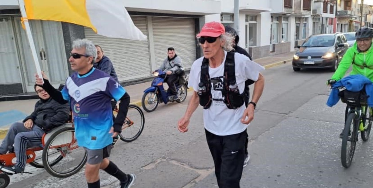 Un sacristán de la iglesia de Coronda hizo 28 kilómetros y unió templos en un raid