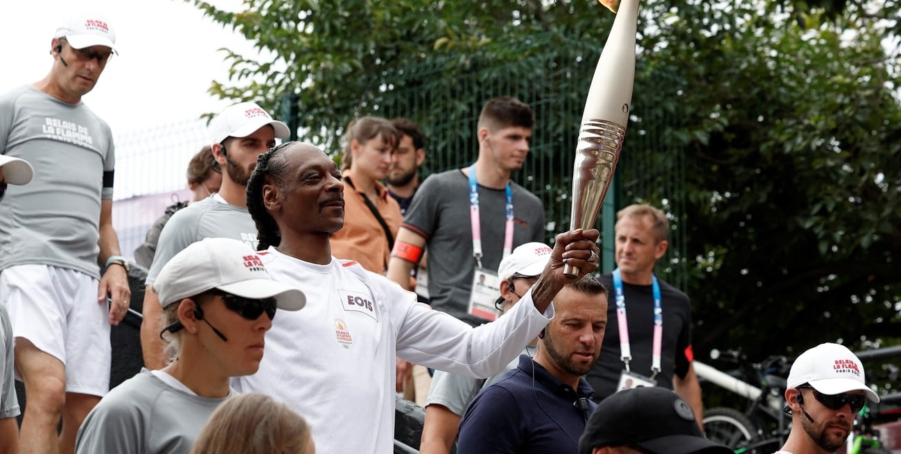 El rapero Snoop Dogg portó la antorcha olímpica previo a la ceremonia de apertura