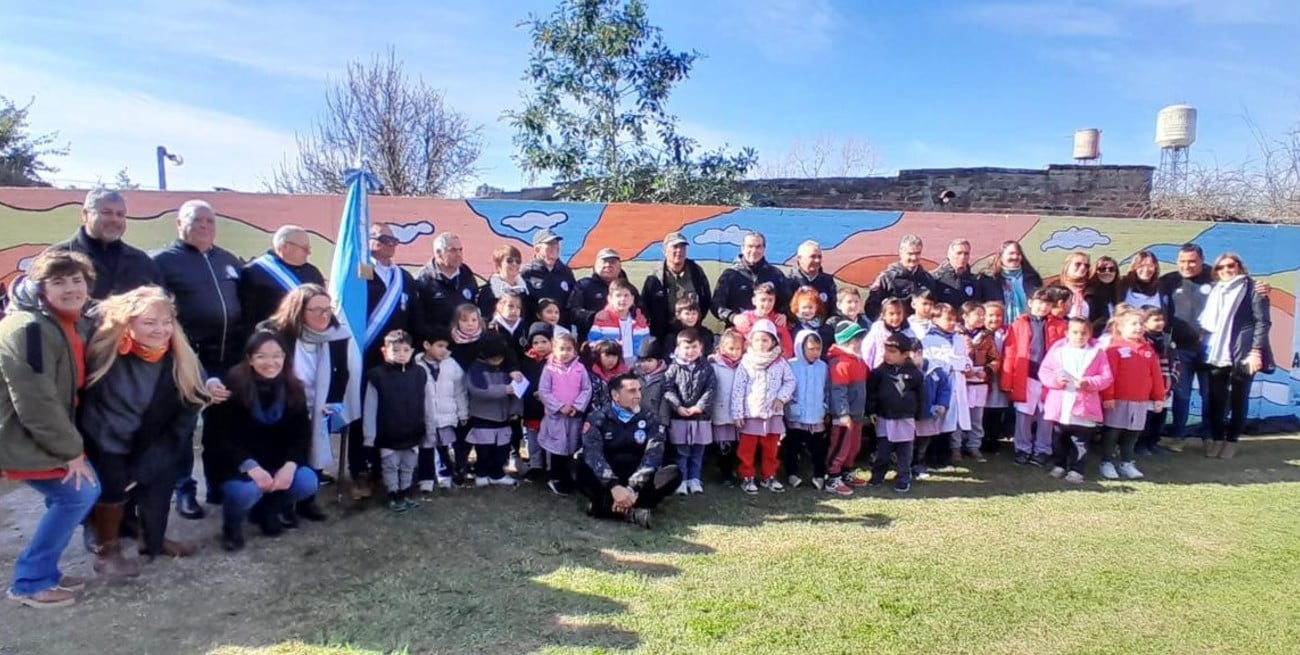 Con un mural, niños santafesinos recordaron a los perros de guerra de Malvinas