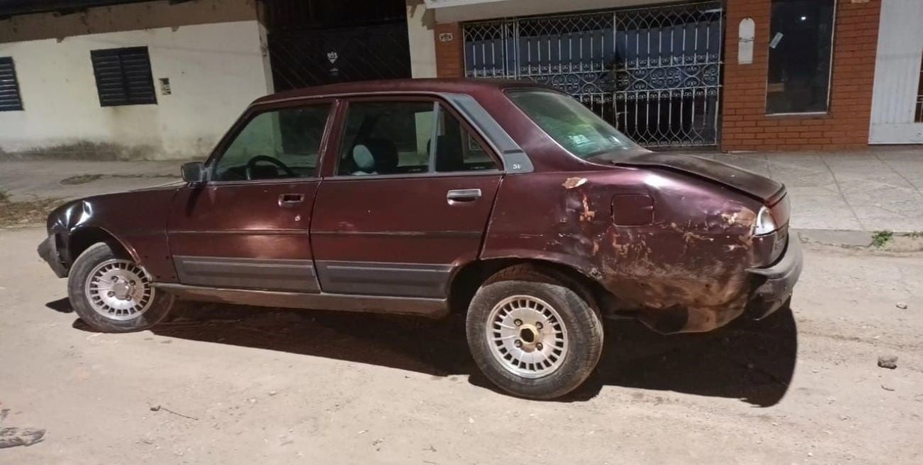 Robaron un auto y chocaron a un joven para quitarle la moto