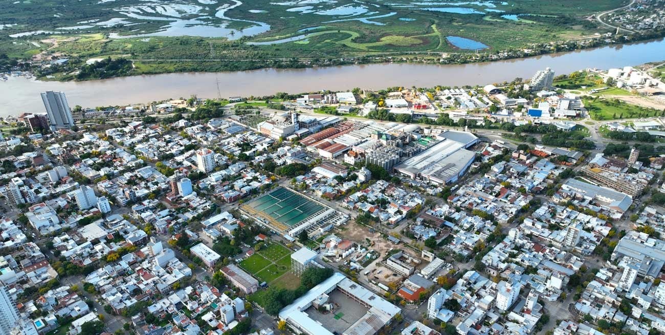 Cuántos hogares santafesinos cuentan con agua potable y servicios de cloacas