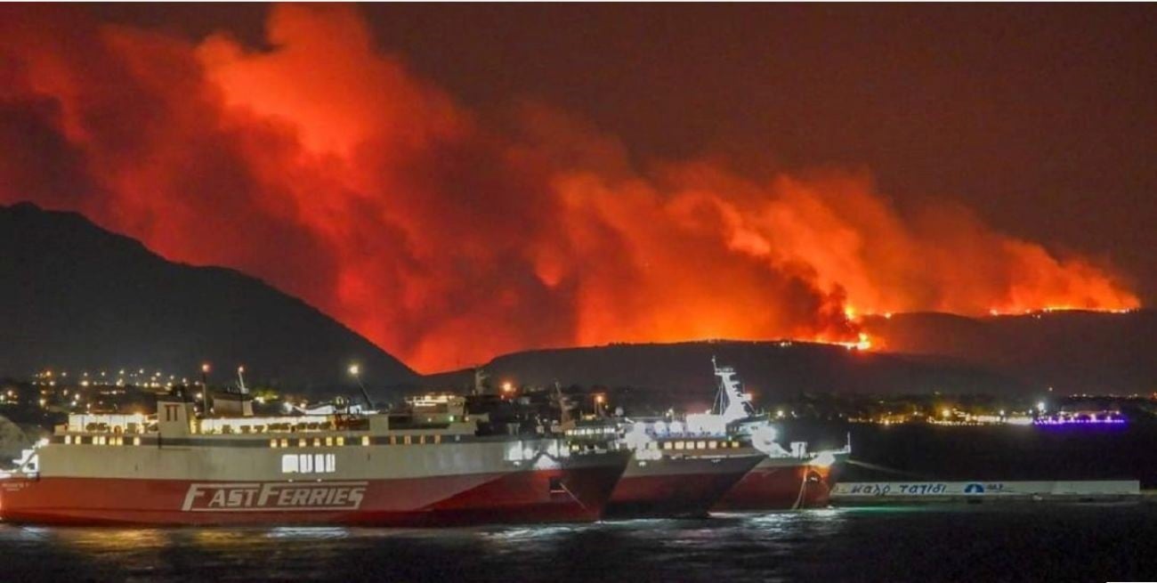 Un gran incendio forestal llegó a las puertas de Atenas y debieron evacuar a miles de personas 