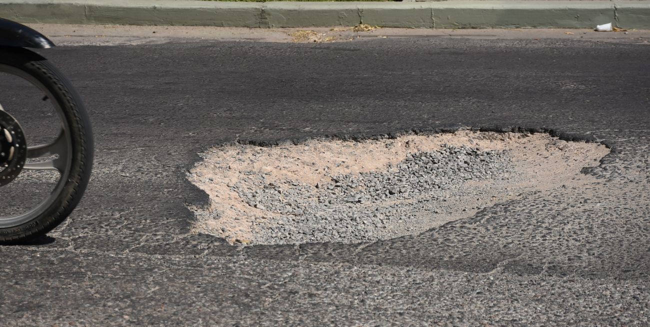 Baches y calles deterioradas complican el tránsito en una zona clave de la ciudad