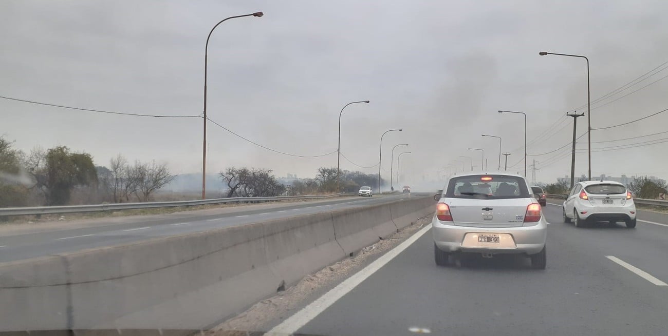 Una quema de pastizales a la vera de la ruta 168 provocó inconvenientes en el tránsito