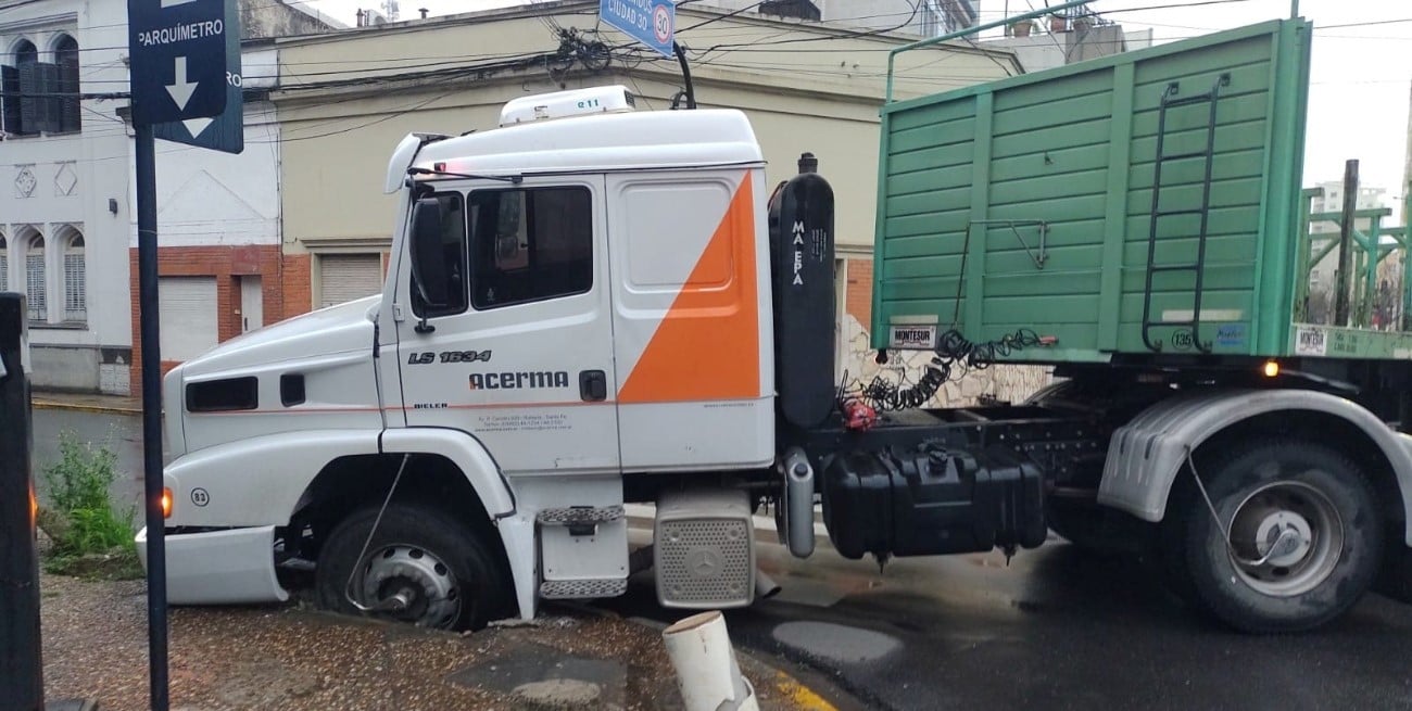 Un camión provocó caos vehicular tras chocar en la esquina de San Jerónimo y Suipacha