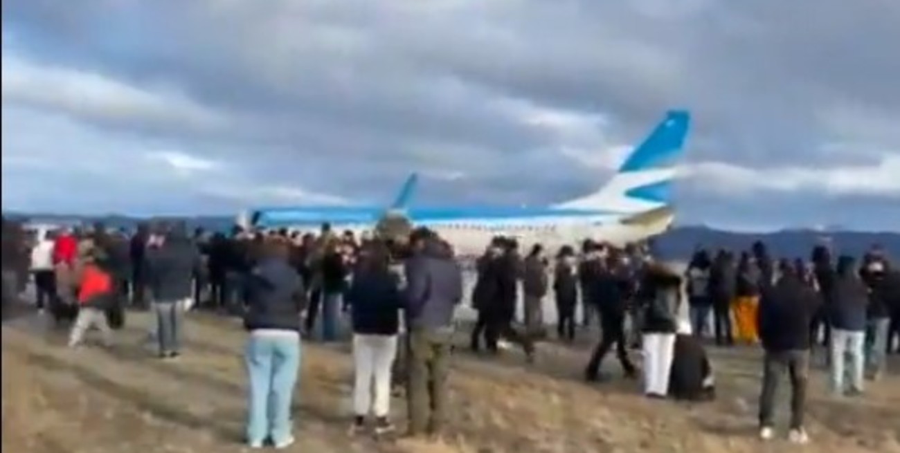 Susto en el aire: evacuaron un avión en el que viajaban Marcelo Polino y Carmen Barbieri