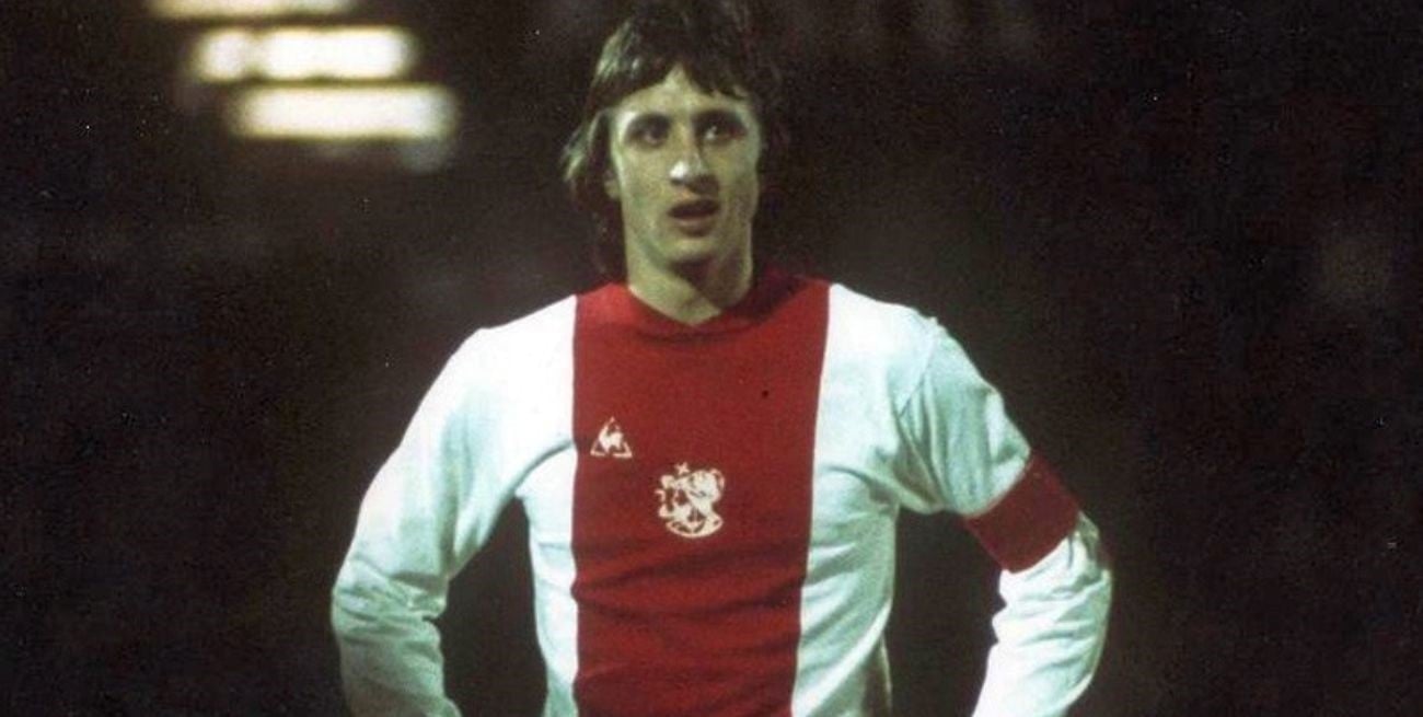 A 52 años del día que Cruyff jugó en Argentina: gol polémico, lesión y cigarrillo en el banco