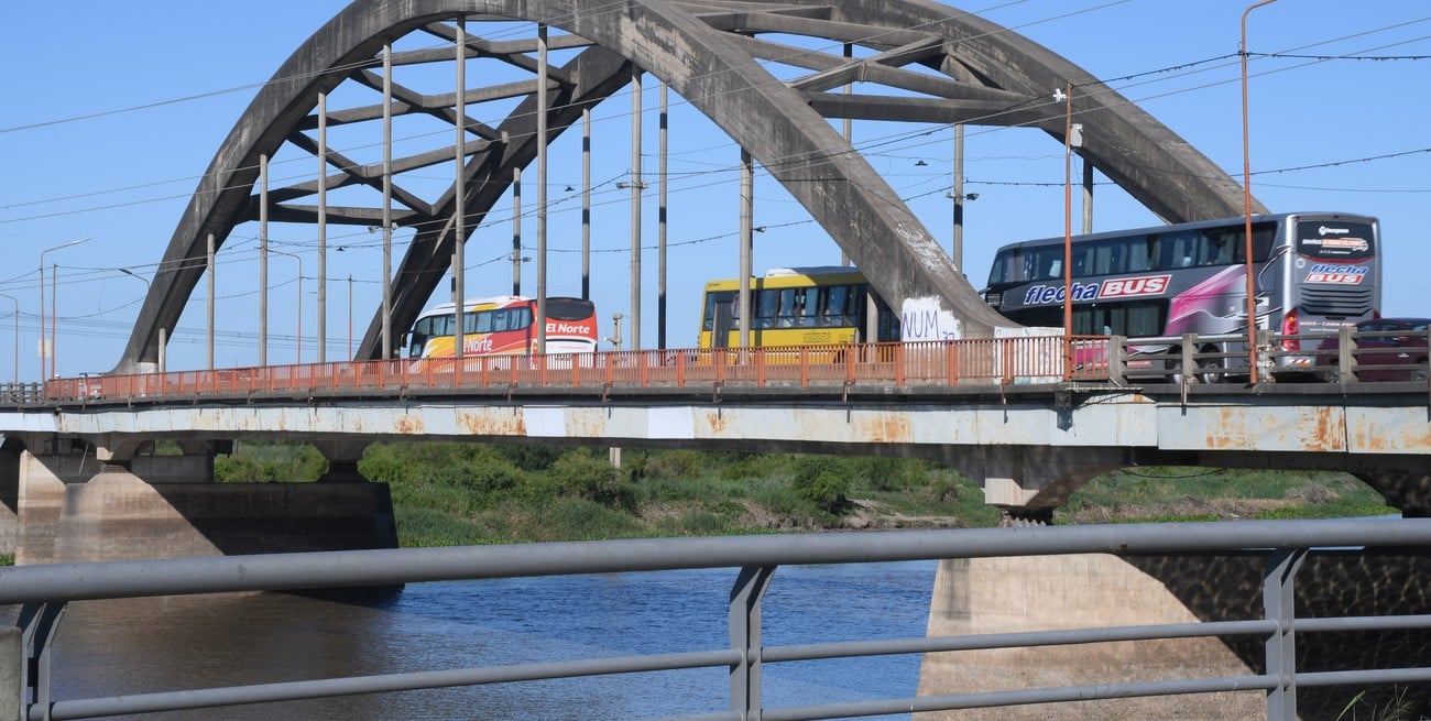 Perdió su empleo, su familia y quedó en la calle; intentó suicidarse en el Puente Carretero