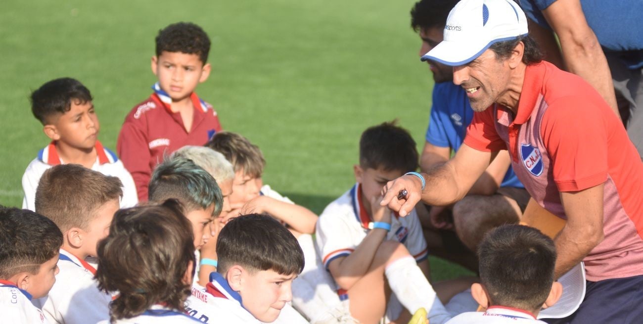 Todo listo para la gran fiesta del fútbol infantil rojo y blanco