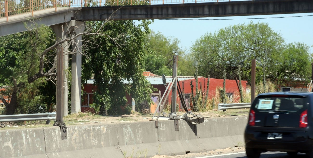 Robaron todos los alambrados de los puentes peatonales en la ciudad de Santa Fe