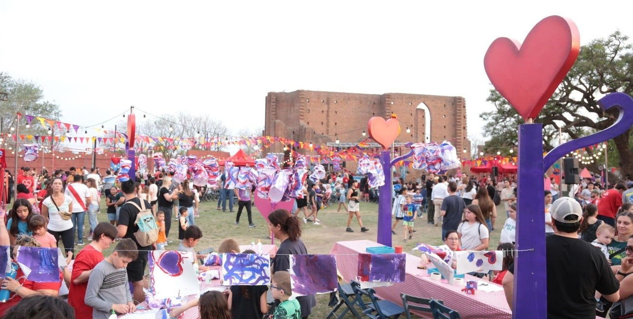 "Yo vi tu corazón" inició su gira provincial con más de 2.000 personas en Gálvez