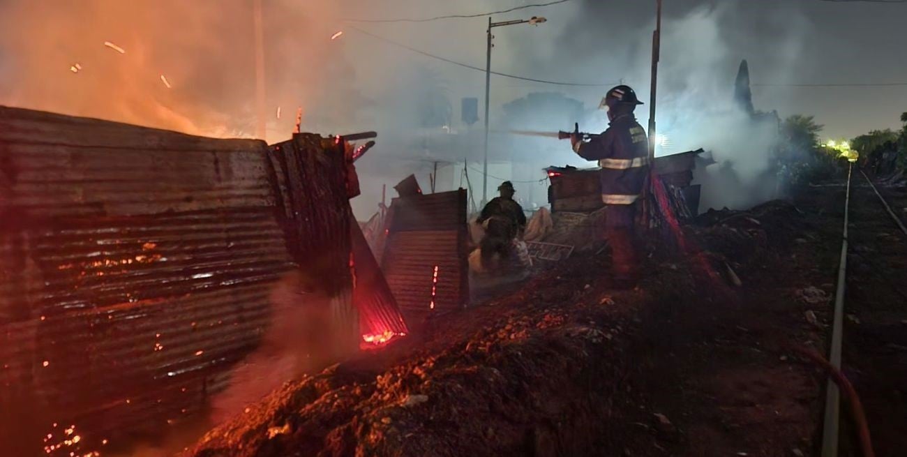 Un incendio arrasó con cuatro viviendas precarias en barrio Santa Rosa de Lima