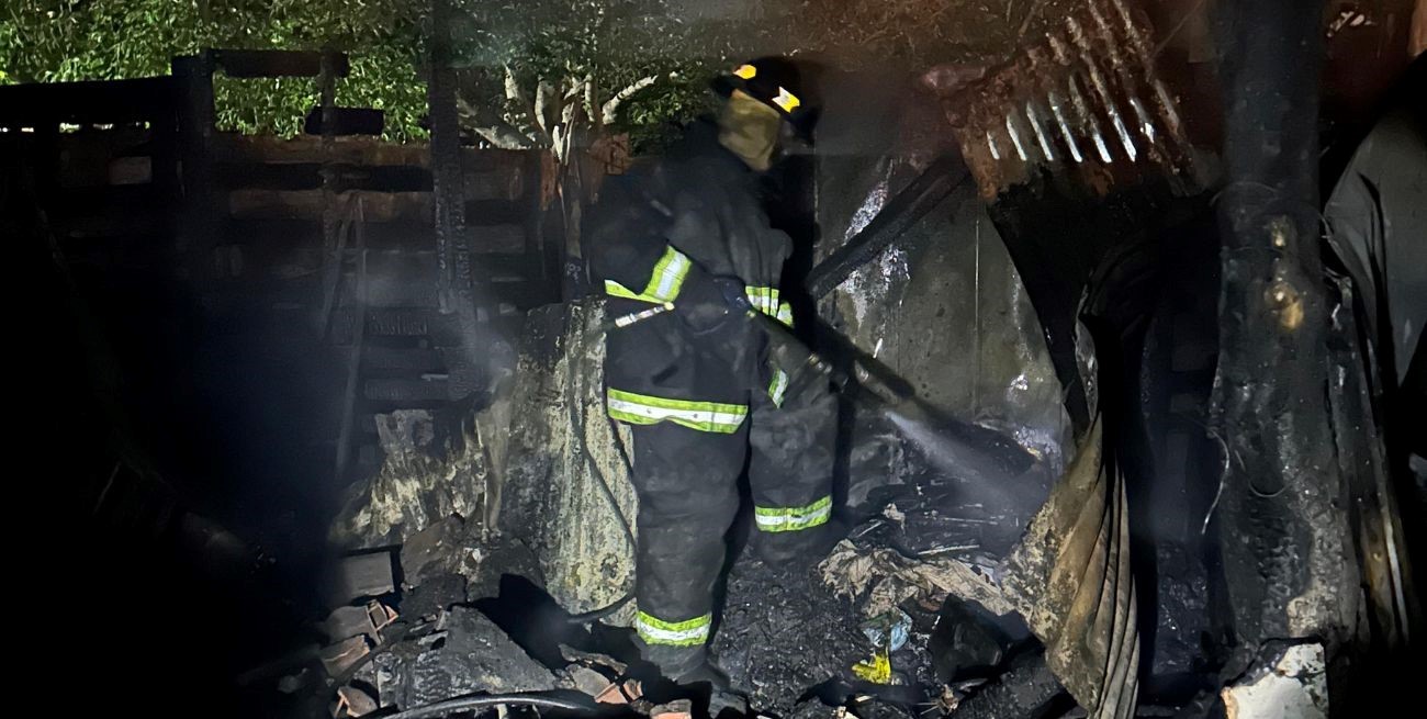 Fuego arrasó con una construcción precaria al noroeste de Santa Fe