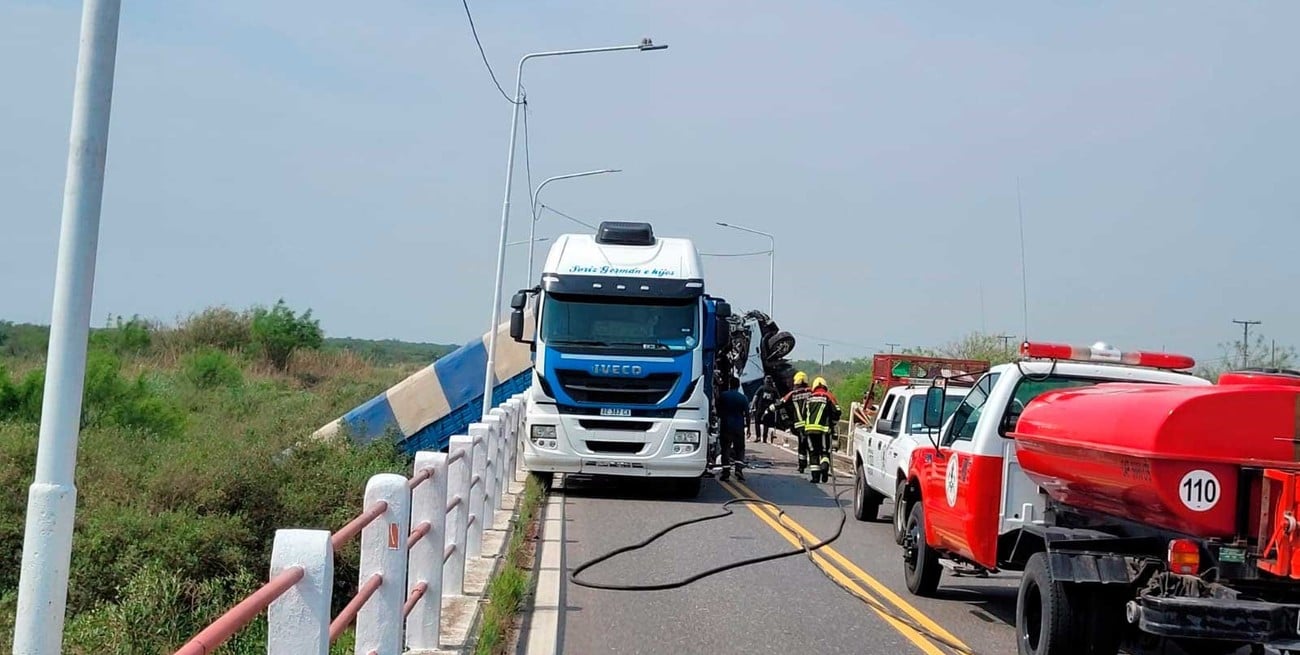 Fuerte choque de camiones en un puente del norte de Santa Fe