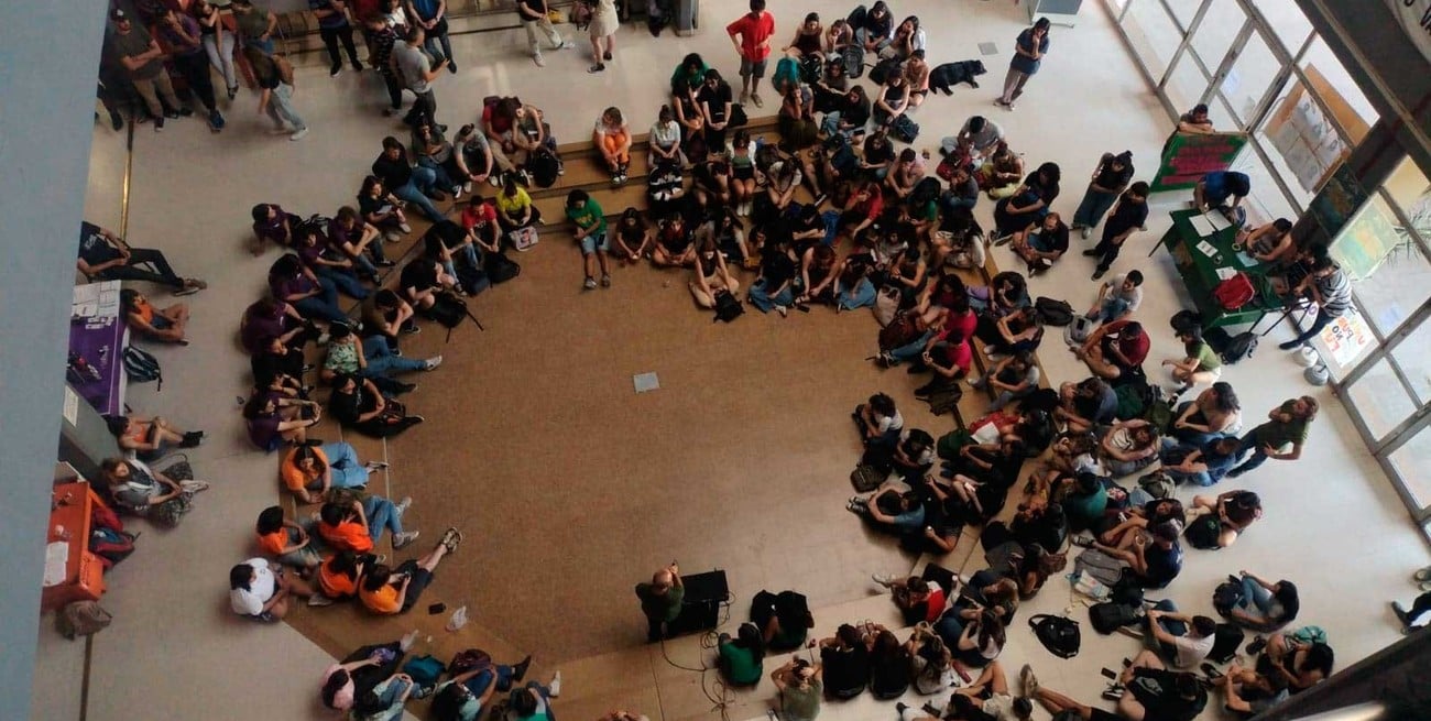 Realizan una toma "activa" en la Facultad de Humanidades y Ciencias de la UNL