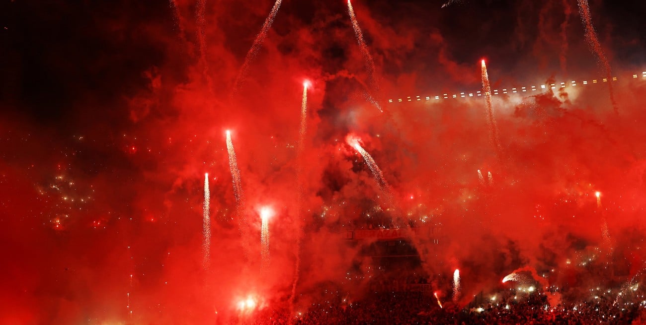 Clausuraron El Monumental por el uso de bengalas y fuegos artificiales durante el recibimiento ante Atlético Mineiro