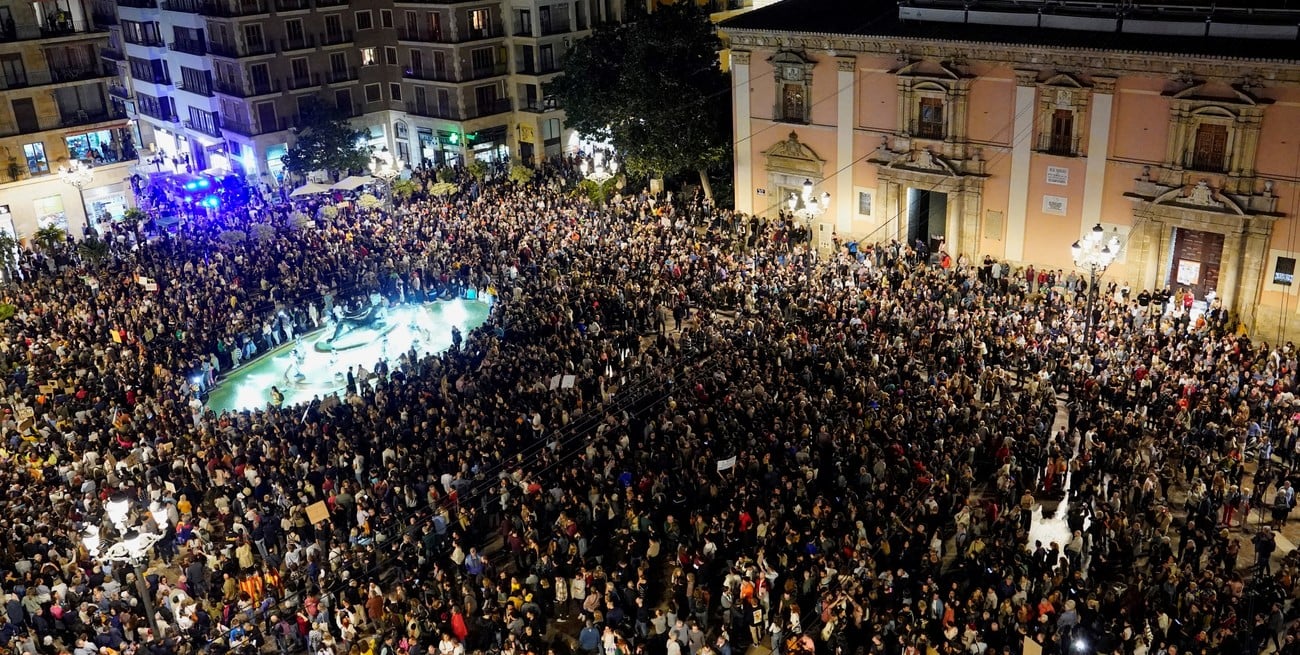 Video: masiva manifestación en Valencia pidiendo la renuncia de autoridades locales