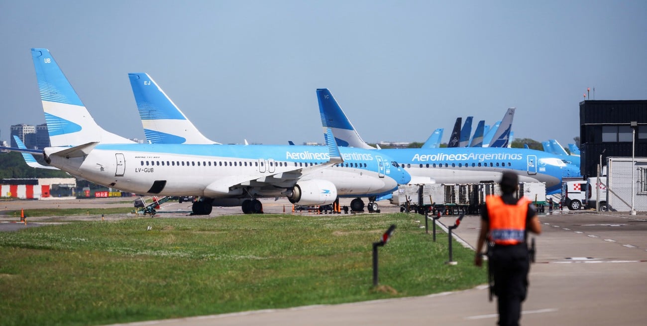 El gobierno no cambia de idea: insiste con privatizar Aerolíneas