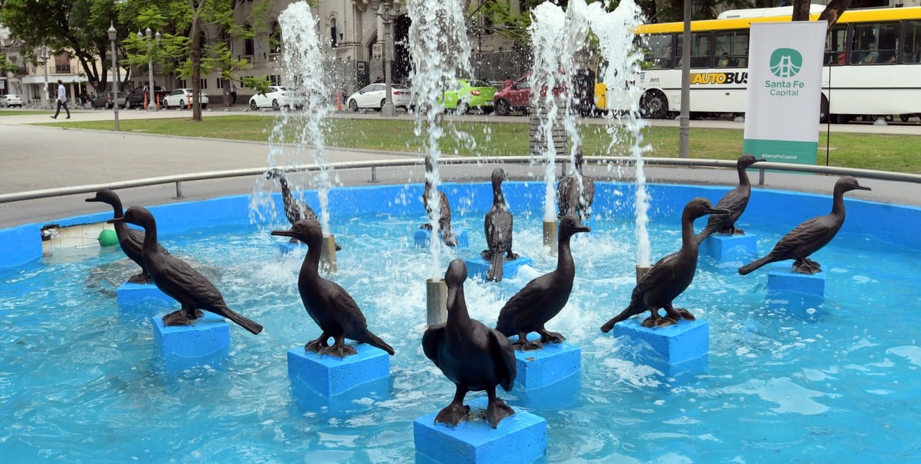 La fuente de los biguás vuelve a lucirse en la plaza 25 de Mayo de Santa Fe