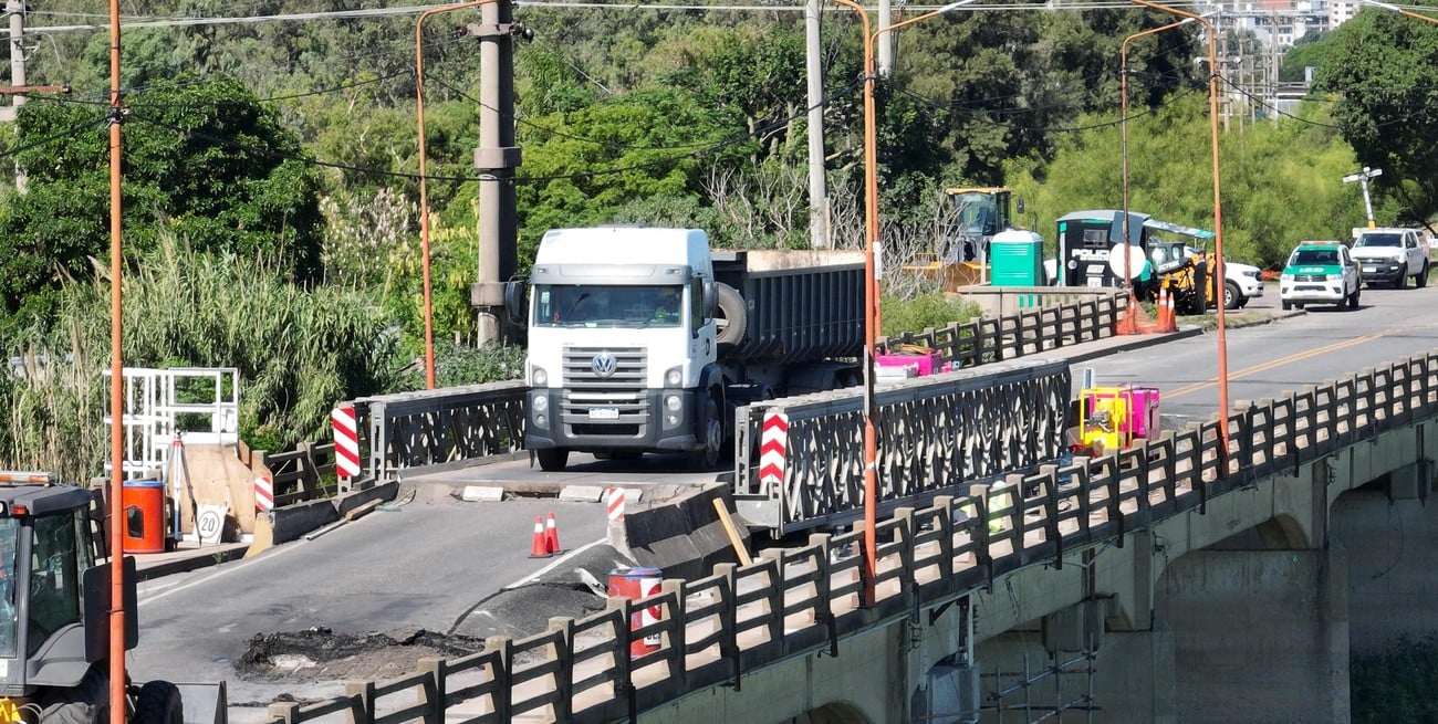 Exitosa prueba de carga en el Puente Carretero: esperan habilitar la circulación el lunes 25
