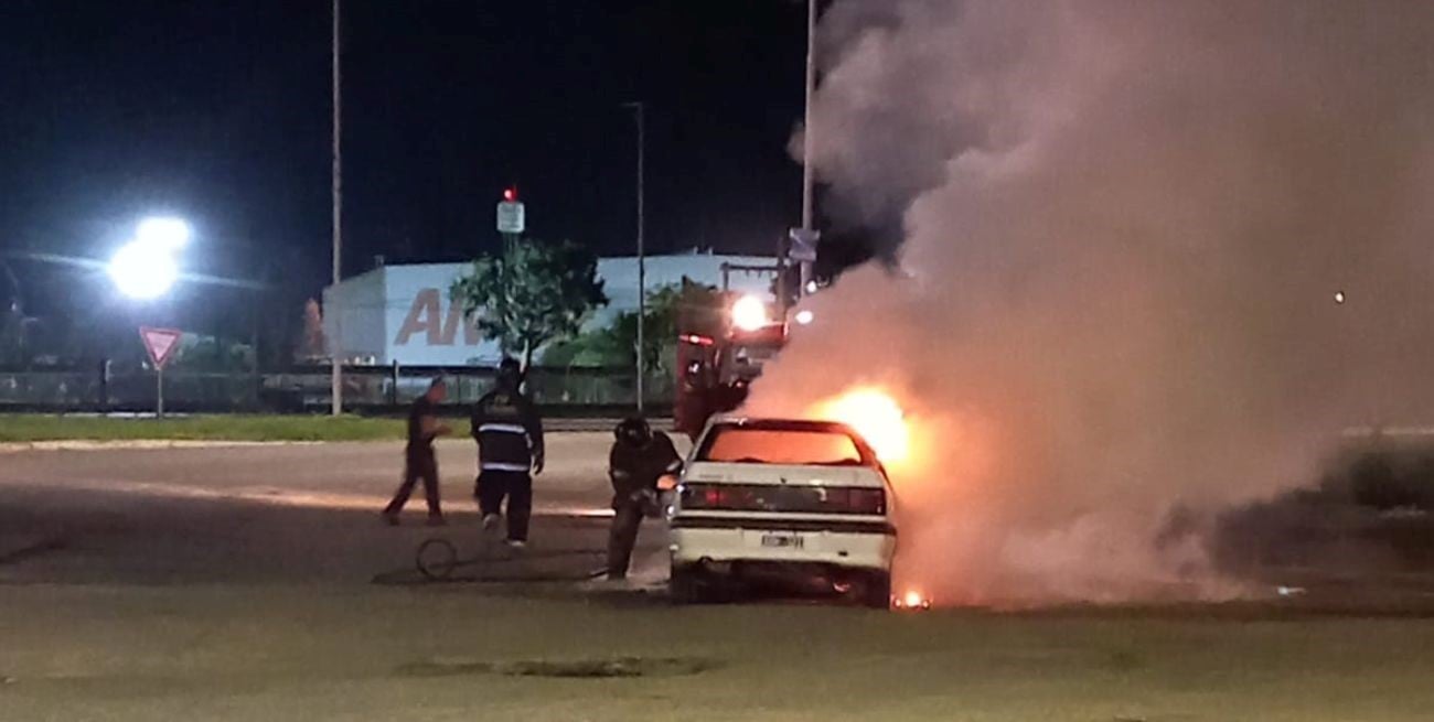 Se incendió un automóvil en el peaje de la autopista 