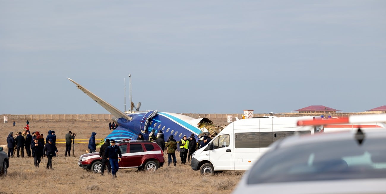 El gobierno azerí cree que el avión estrellado en Kazajistán recibió el impacto de un misil ruso