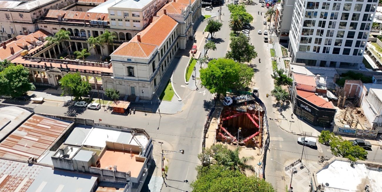 Cómo avanzan las obras cloacales sobre bulevar en la ciudad de Santa Fe