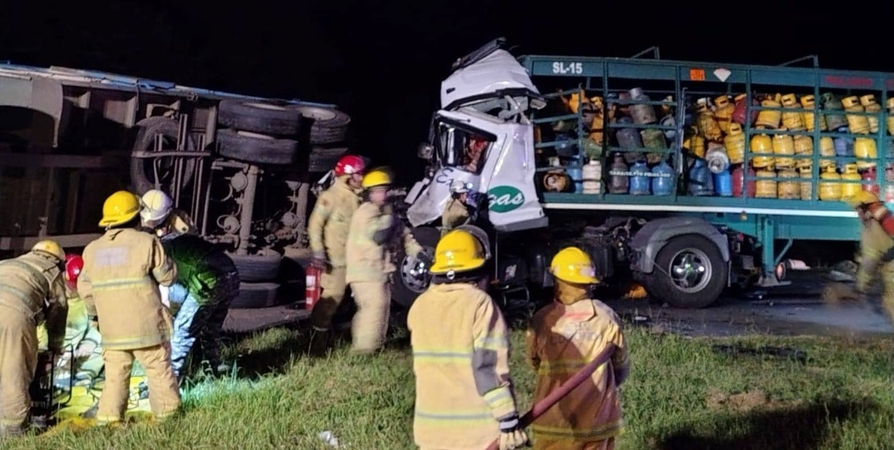 Un camión impactó de atrás a otro en Coronda: llevaba garrafas y su chofer quedó
atrapado